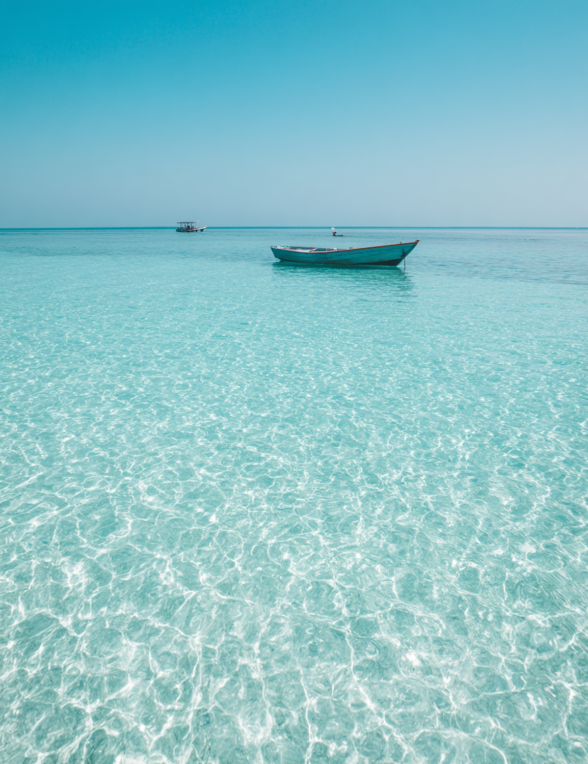 Petit voilier traditionnel sur une eau turquoise